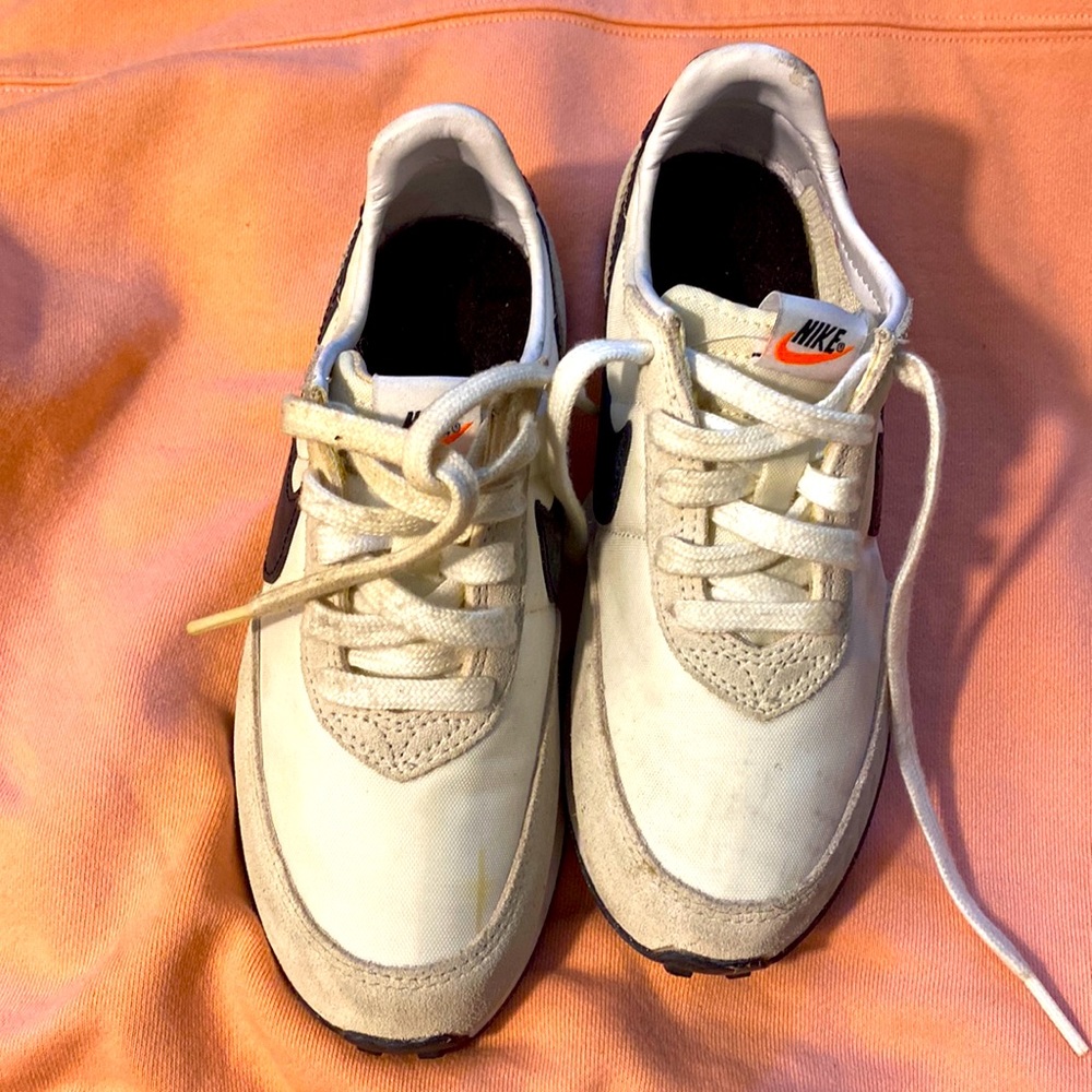 Girl toddler shoe. Size 13.5